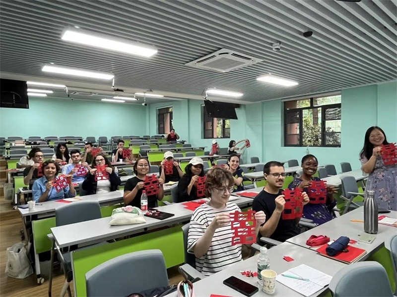 在中國和巴西共迎兩國建交50周年之際，巴西圣保羅州立大學(xué)孔子學(xué)院今年7月成功組織多批、近40名巴西青少年來華進(jìn)行短期訪問交流，圖為訪問團(tuán)成員參加文化體驗活動。 巴西圣保羅州立大學(xué)孔子學(xué)院供圖