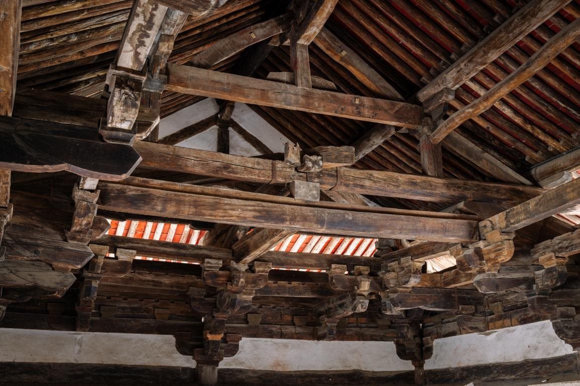 崇明寺特殊的木質“斷梁”結構。蘇唐詩攝