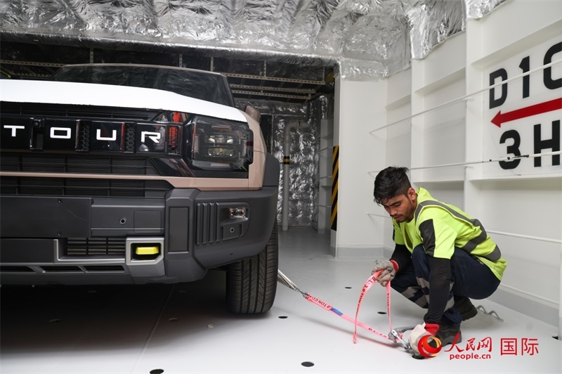 工人正在進(jìn)行卸車作業(yè)。人民網(wǎng)記者任皓宇攝