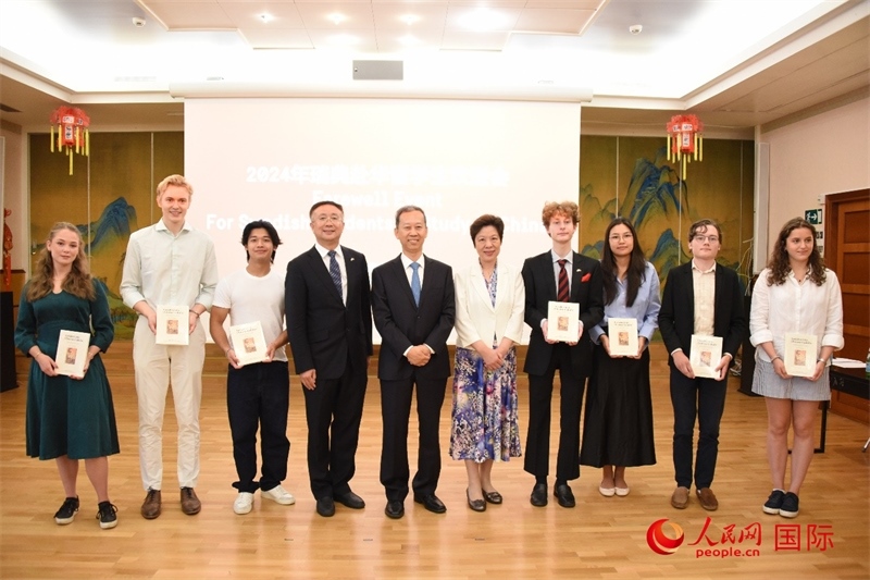 中國駐瑞典大使崔愛民與赴華瑞典留學生合影。人民網(wǎng)記者 殷淼攝