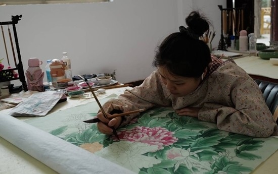 當(dāng)?shù)剞r(nóng)民畫師正在作畫。受訪者供圖
