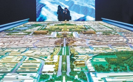 首都博物館“輝煌中軸”展廳內(nèi)，十六米長的中軸線沙盤，配以立體投影技術(shù)，展現(xiàn)北京中軸線之壯美。 本報記者 武亦彬攝