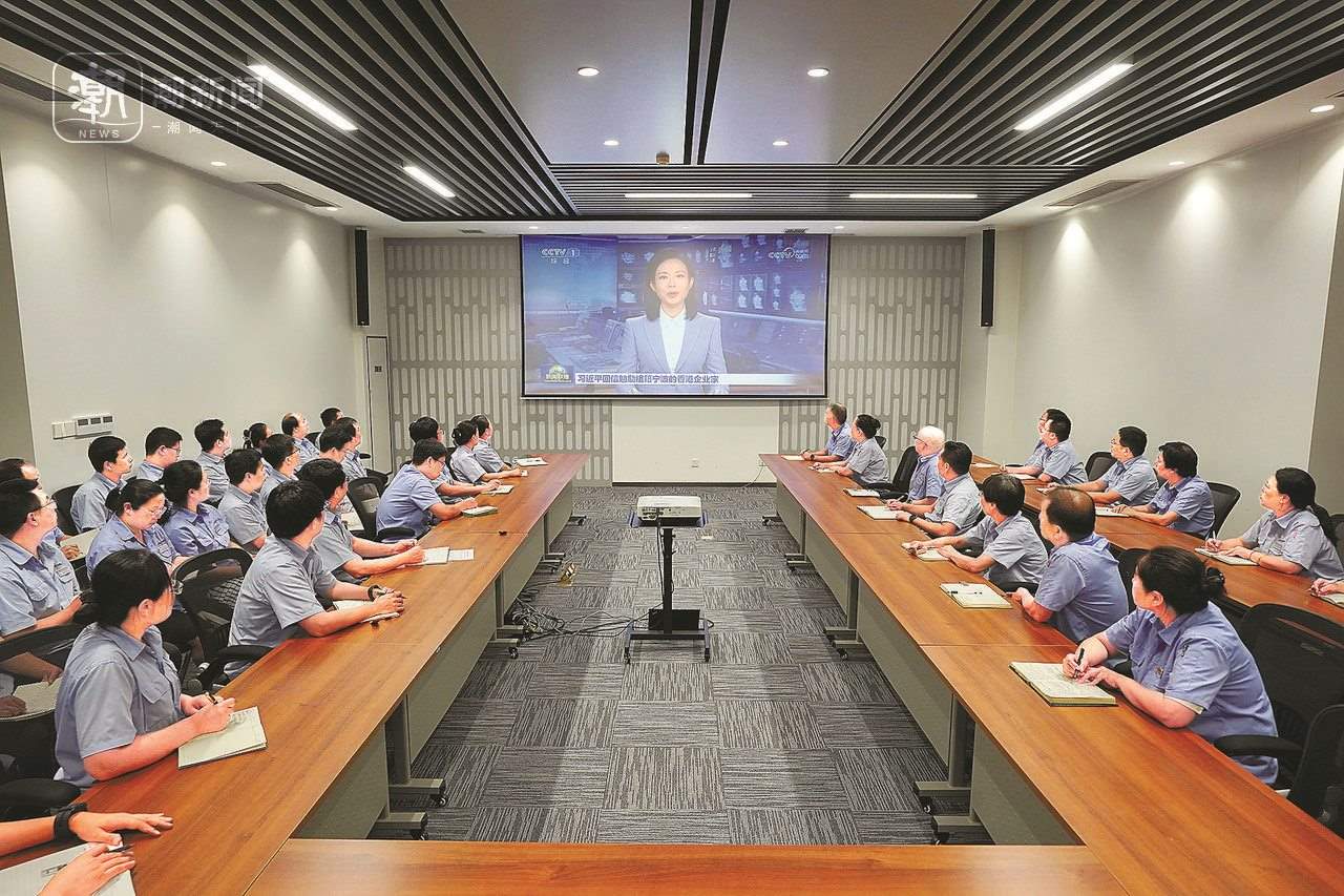 2024年8月1日晚，寧波永新光學(xué)股份有限公司員工集體觀看央視《新聞聯(lián)播》關(guān)于國(guó)家主席習(xí)近平給包陪慶、曹其鏞等祖籍寧波的香港企業(yè)家回信的報(bào)道。潮新聞?dòng)浾?賀元?jiǎng)P 彭鵬 周旭輝 攝