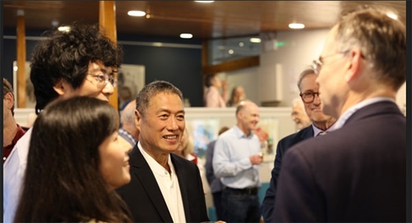 盧中見與嘉賓交流中國(guó)畫。許晉熙攝