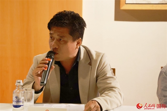 巴西中國浙江商會(huì)會(huì)長鄭俠茂在座談會(huì)上致辭。人民網(wǎng)記者 陳海琪攝