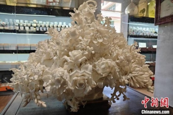 福建德化陶瓷以“白”見長，因白如雪、明如鏡、薄如紙、聲如磬、潤如玉而享譽(yù)世界。 吳冠標(biāo) 攝