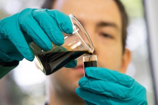 2022年5月24日，在匈牙利薩茲豪隆包陶多瑙河煉油廠，一名工人對通過阿德里亞輸油管道運(yùn)達(dá)的原油樣品進(jìn)行質(zhì)量分析。新華社發(fā)（弗爾季·奧蒂洛攝）