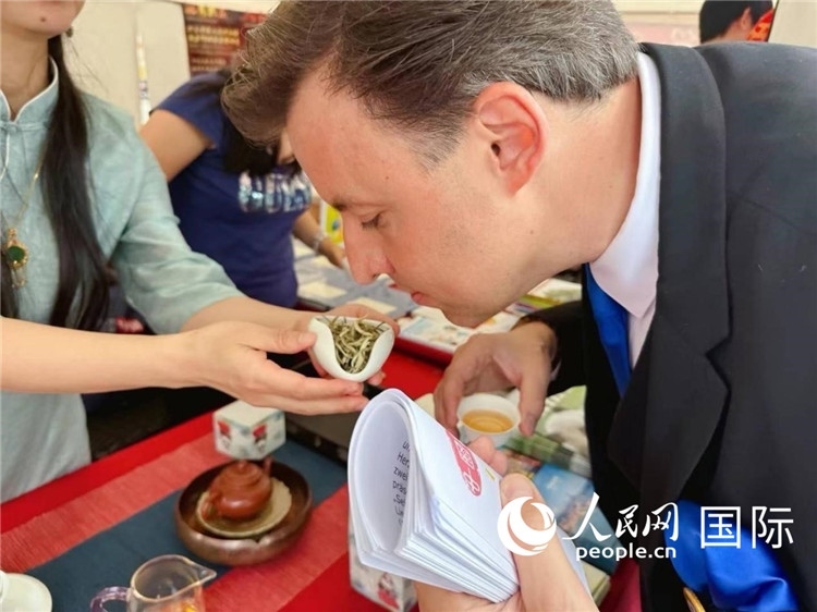 德國(guó)市民品鑒中國(guó)茶。人民網(wǎng)記者 劉赫攝