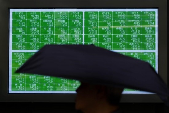 8月2日，在日本東京，行人經(jīng)過一處股指信息電子顯示屏。新華社記者張笑宇攝