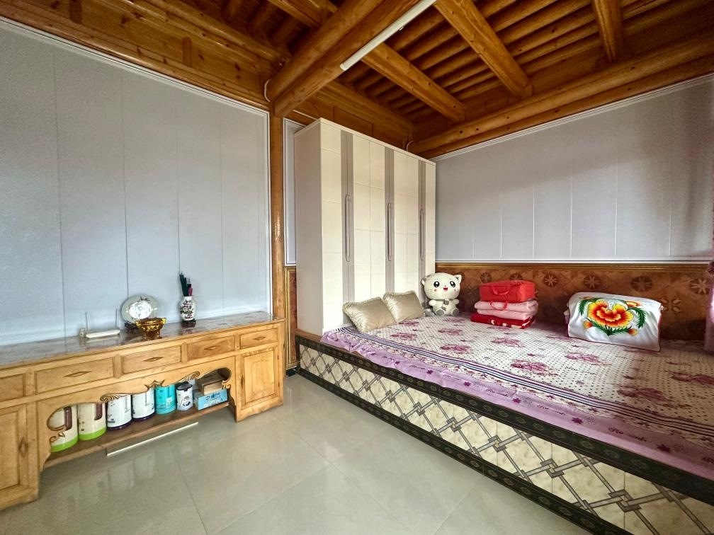 圖為7月13日拍攝的喇德?tīng)D家維修加固后的房屋一角。新華社記者 張子琪 攝