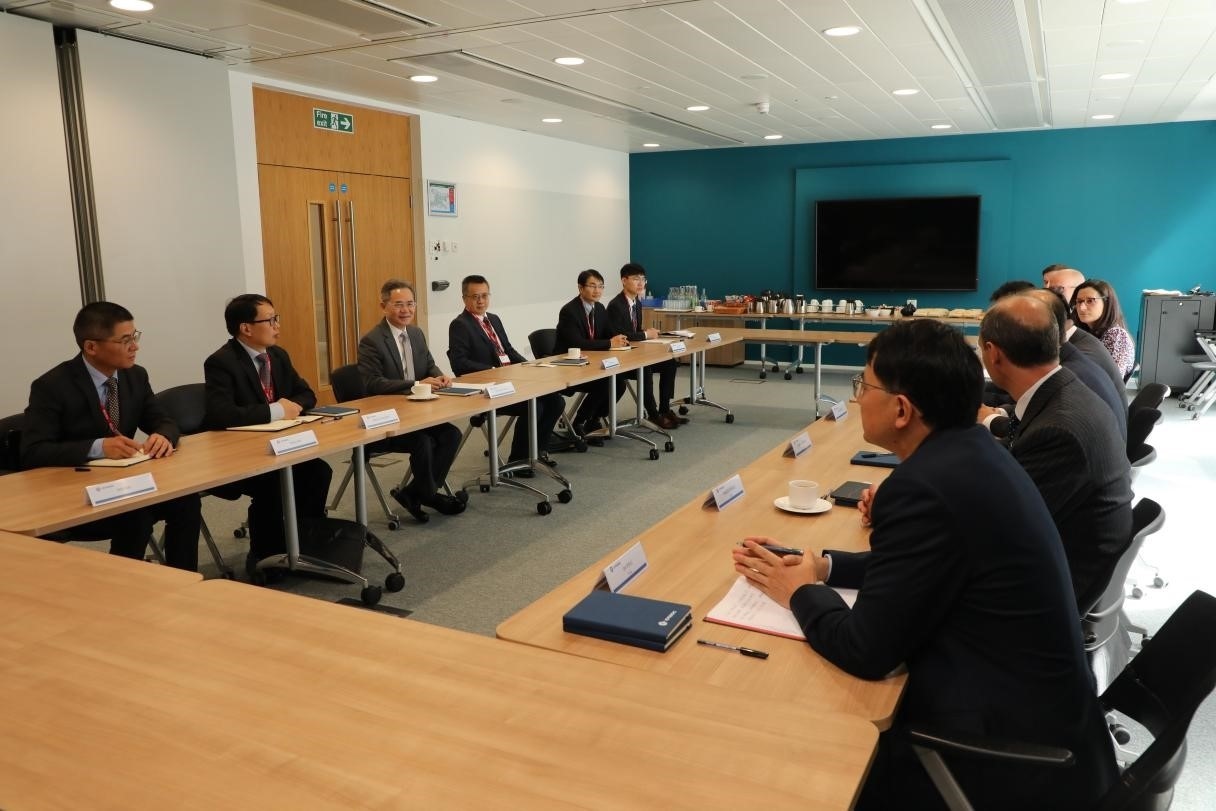圖為中國駐英國大使鄭澤光與項目運營團隊及企業(yè)合作機構(gòu)負責(zé)人座談現(xiàn)場。中國駐英國使館供圖