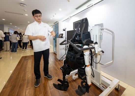 2024年5月24日，在位于上海市嘉定區(qū)的上海交通大學(xué)醫(yī)學(xué)院附屬瑞金醫(yī)院腫瘤質(zhì)子中心，工作人員介紹由瑞金醫(yī)院醫(yī)生和醫(yī)療公司共同研發(fā)的用于恢復(fù)患者下肢的醫(yī)療機(jī)器人。新華社記者 王翔 攝