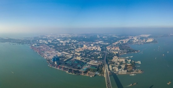 海南自貿(mào)港重點(diǎn)園區(qū)——洋浦經(jīng)濟(jì)開發(fā)區(qū)（2023年12月31日攝，無人機(jī)全景照片）。新華社記者 蒲曉旭 攝