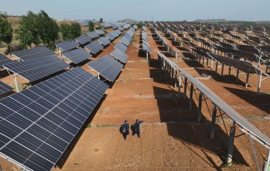 2024年4月16日，工人在河北省石家莊市靈壽縣譚莊鄉(xiāng)程家莊村的“農(nóng)光互補(bǔ)”光伏發(fā)電場巡查（無人機(jī)照片）。新華社記者 楊世堯 攝