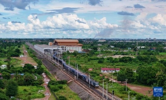 8月5日，由老撾籍火車司機(jī)獨(dú)立駕駛的滿載貨物的列車駛出萬(wàn)象站，向中國(guó)昆明進(jìn)發(fā)（無(wú)人機(jī)照片）。新華社發(fā)（楊永全 攝）