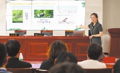 圖②：法官給旁聽群眾講解破壞生態(tài)環(huán)境的危害和法律后果。