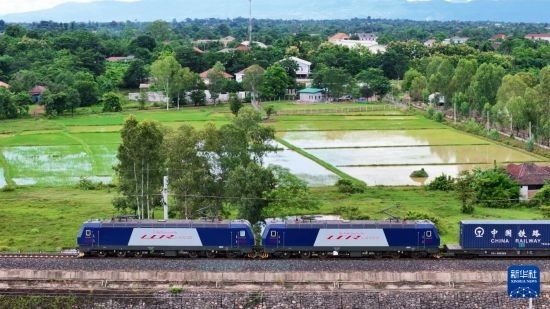 8月5日，由老撾籍火車司機(jī)獨(dú)立駕駛的滿載貨物的列車駛出萬(wàn)象站，向中國(guó)昆明進(jìn)發(fā)（無(wú)人機(jī)照片）。新華社發(fā)（楊永全 攝）