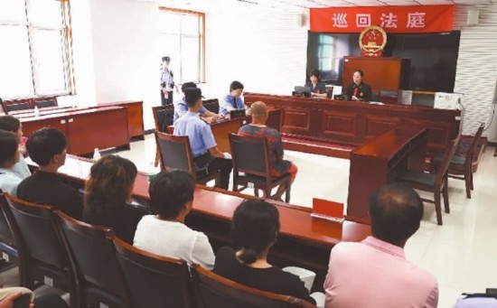 圖①：庭審現(xiàn)場。