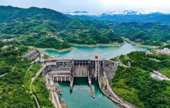 這是陜西安康水電站大壩（2024年6月21日攝，無人機(jī)照片）。新華社記者 蔡湘鑫 攝