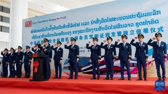 8月5日，在中老鐵路萬(wàn)象站，中老鐵路首批14名老撾籍火車司機(jī)進(jìn)行宣誓。新華社發(fā)（凱喬 攝）