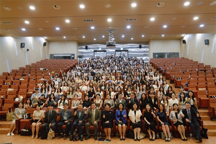 8月5日，第十一屆在韓國際中文教育志愿者崗中培訓舉行開班儀式。圖為活動現(xiàn)場合影。 教育部中外語言交流合作中心供圖