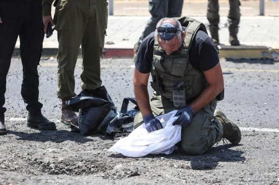 8月6日，在以色列納哈里亞，警方在無(wú)人機(jī)襲擊現(xiàn)場(chǎng)開(kāi)展工作。以色列國(guó)防軍6日發(fā)表聲明說(shuō)，多架無(wú)人機(jī)當(dāng)天從黎巴嫩射向以色列，造成以色列邊境城市納哈里亞數(shù)名平民受傷。新華社/基尼圖片社