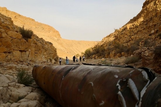 這是4月28日在以色列南部城市阿拉達附近拍攝的伊朗導彈殘骸。新華社發(fā)（賈馬爾·阿瓦德攝）