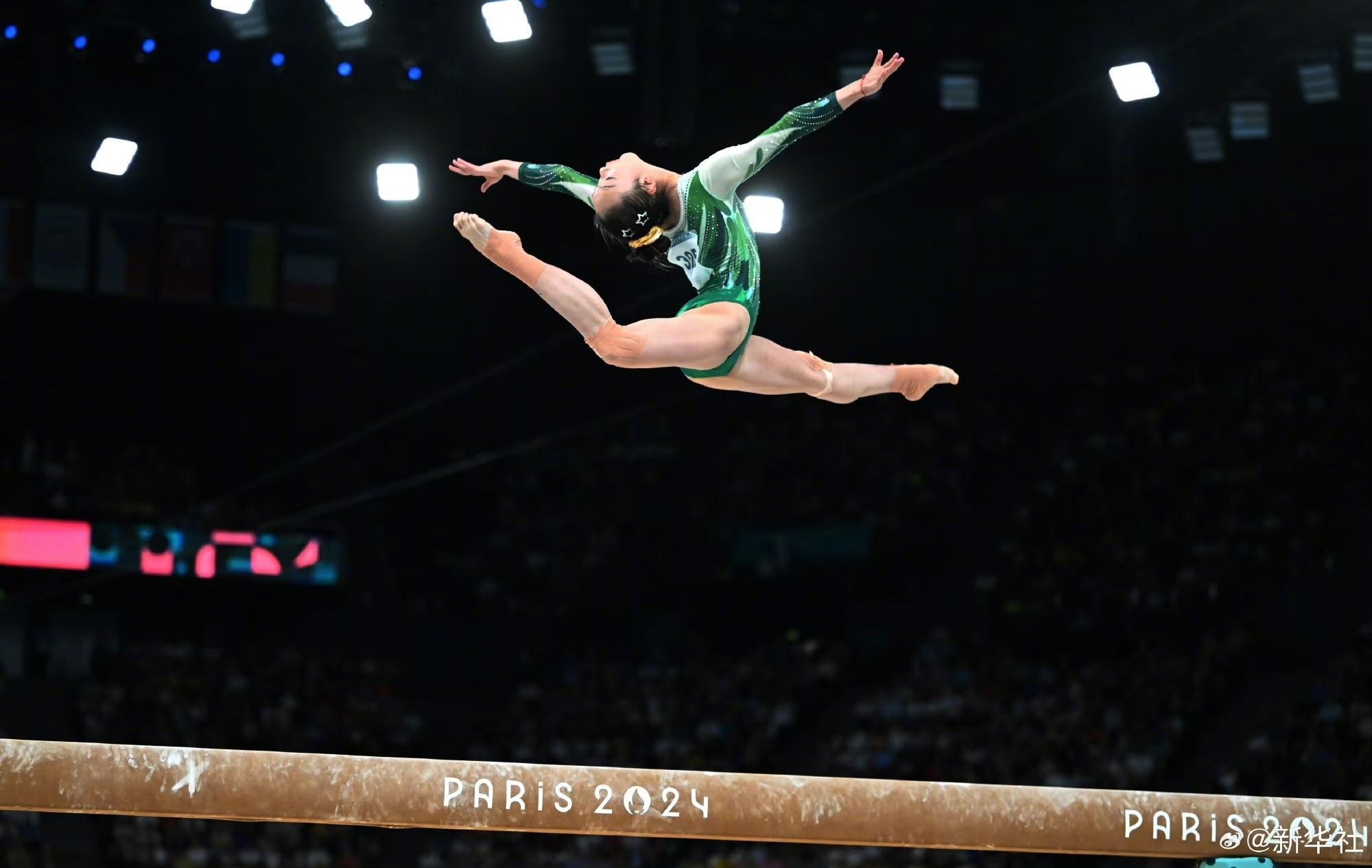 巴黎奧運(yùn)會(huì)體操女子平衡木比賽中，中國選手周雅琴的靚麗身姿