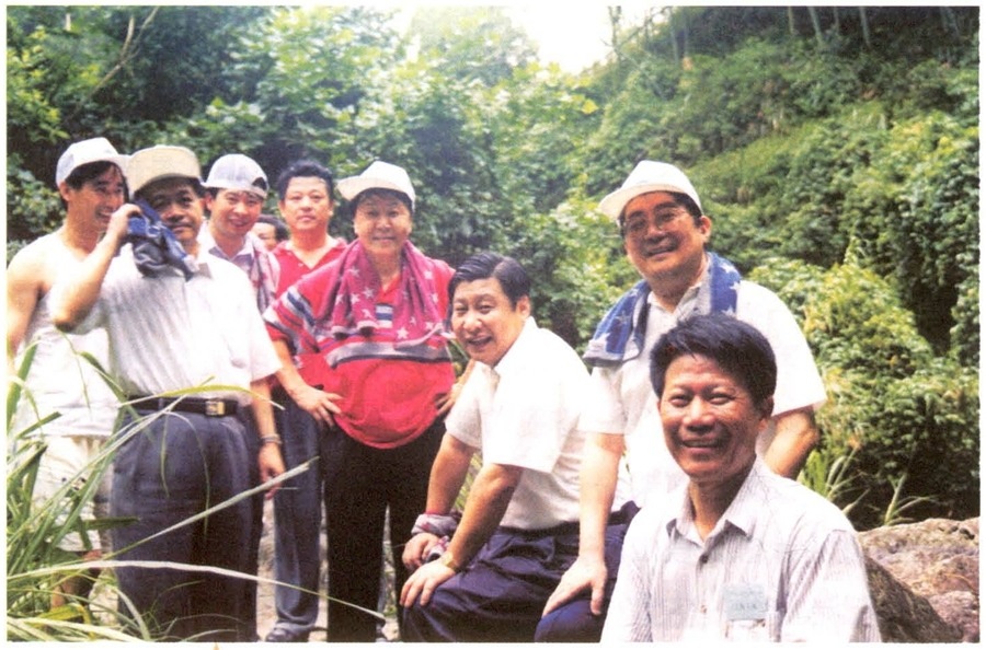 1999年6月，習(xí)近平在福州森林公園參加紀(jì)念毛主席“發(fā)展體育運(yùn)動，增強(qiáng)人民體質(zhì)”題詞47周年登山健身活動。（資料照片，來源：《習(xí)近平在福建》（下））