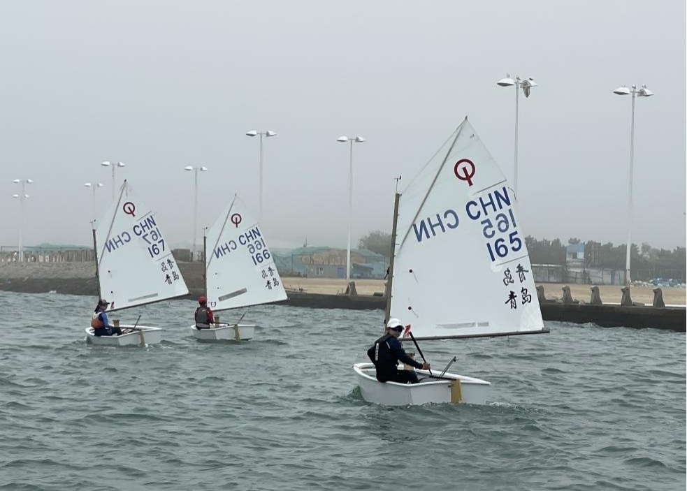 青島市嶗山區(qū)中韓小學(xué)帆船社團(tuán)進(jìn)行帆船訓(xùn)練。青島市嶗山區(qū)教育和體育局供圖