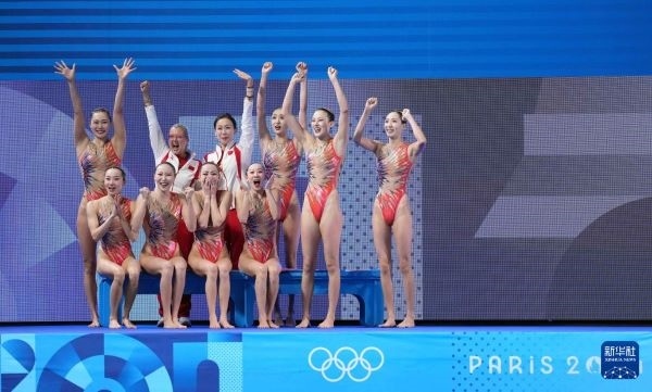 北京時間8月8日凌晨，巴黎奧運會花樣游泳集體項目的最后一項比賽集體技巧自選在巴黎奧林匹克水上運動中心舉行。中國隊奪得花樣游泳集體項目金牌。圖為中國隊在比賽后慶祝奪冠。新華社記者 薛宇舸 攝