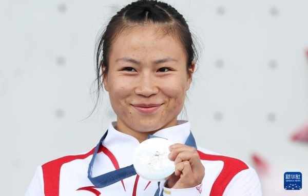 北京時間8月7日，在巴黎奧運會攀巖女子速度賽比賽中，中國選手鄧麗娟獲得銀牌。圖為亞軍中國選手鄧麗娟在頒獎儀式上。新華社記者 高靜 攝