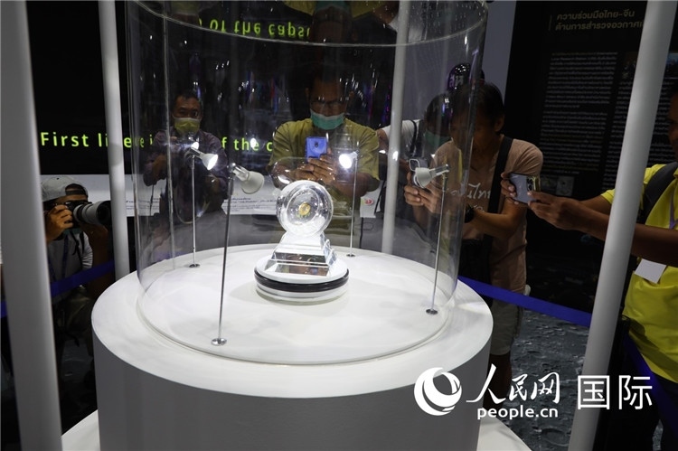 “嫦娥五號”探測器從月球帶回的月球樣品在泰國展出。人民網(wǎng)記者簡承淵攝
