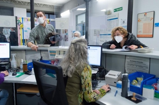 1月15日，人們在西班牙馬德里一家診所內(nèi)就診。新華社發(fā)（古斯塔沃·巴連特攝）