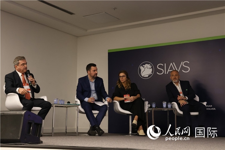 巴西動物蛋白協(xié)會高層管理人員在展覽會舉辦前接受外國記者采訪。 人民網(wǎng)記者 時元皓攝