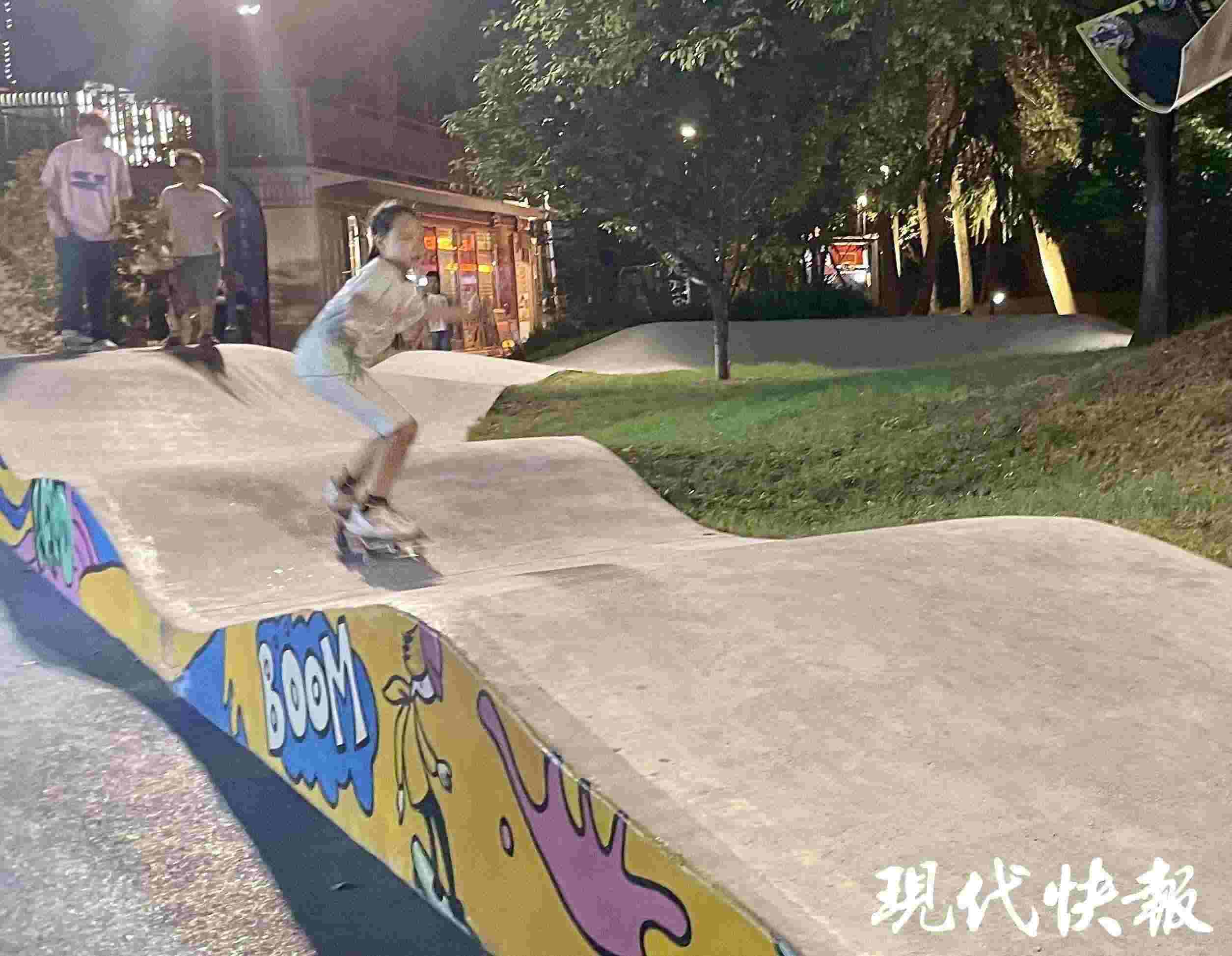 南京西城·夜未央的滑板場(chǎng)地上，一群青少年正在玩滑板