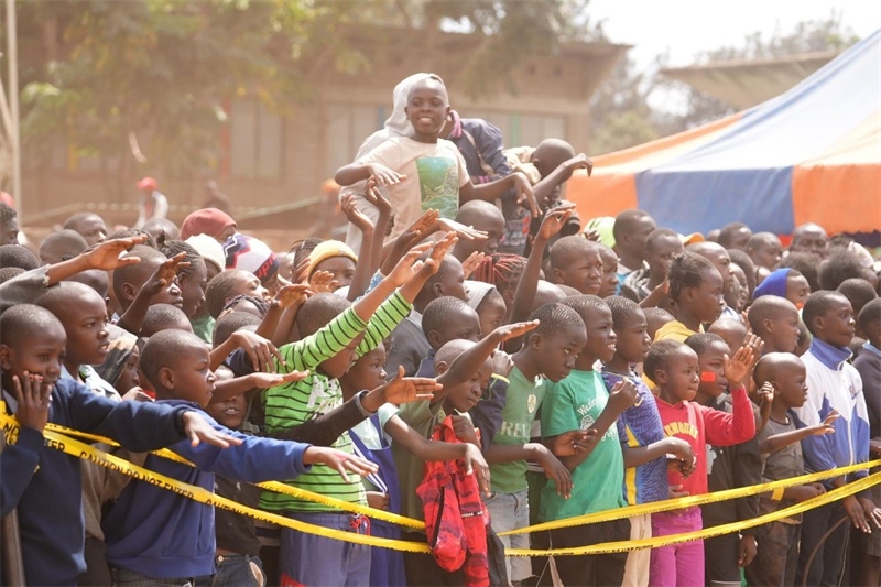 孩子們觀看達(dá)人秀。主辦方供圖