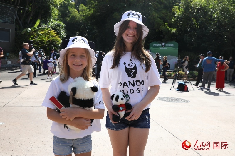 3、美國(guó)當(dāng)?shù)卦S多民眾來(lái)圣迭戈動(dòng)物園看熊貓。 人民網(wǎng)記者 李志偉攝