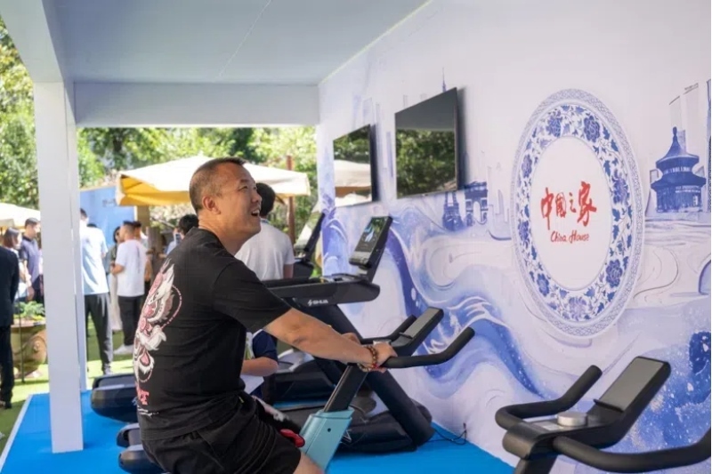 參觀者在智慧體育公園體驗(yàn)動(dòng)感單車。巴黎