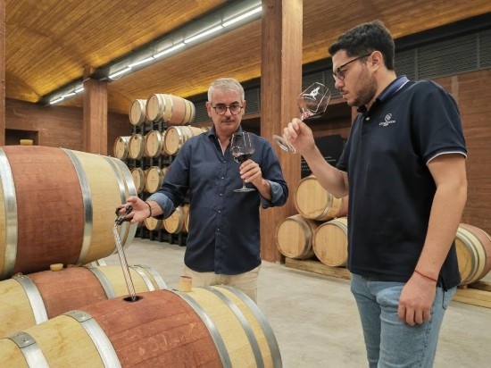  8月7日，尼古拉·格里馬（左）與同事在酒窖中。新華社記者 劉海 攝