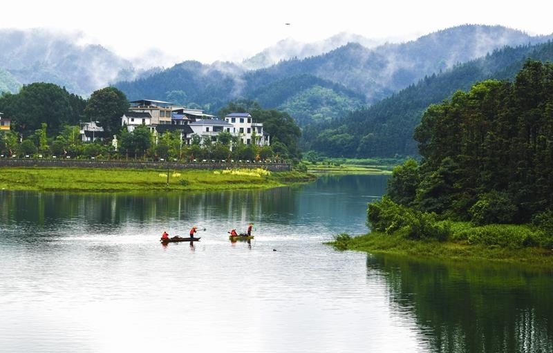 2024年6月5日，志愿者在湖南常寧市洋泉水庫清理水面漂浮物。