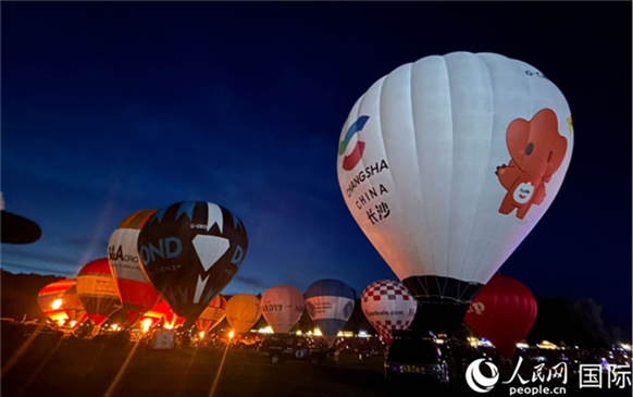 來自中國長沙的定制熱氣球亮相布里斯托國際氣球節(jié)。人民網(wǎng)記者 余穎攝