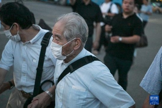 8月12日晚，侵華日軍第七三一部隊(duì)（簡(jiǎn)稱“731部隊(duì)”）“少年隊(duì)”原隊(duì)員清水英男，乘機(jī)抵達(dá)哈爾濱。新華社記者 王松 攝