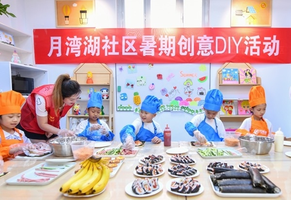 漯河市月灣湖社區(qū)青少年活動(dòng)室里，志愿者教孩子們做手工。 齊國(guó)霞攝