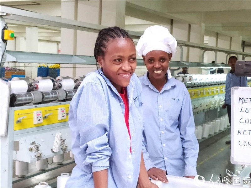 無錫金茂埃塞面料廠車間的當(dāng)?shù)嘏?。人民網(wǎng)記者黃培昭攝