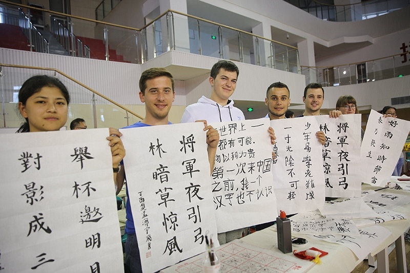 2017年6月5日，來自青島大學(xué)和中國石油大學(xué)（華東）的外國留學(xué)生在展示現(xiàn)場(chǎng)完成的書法作品。