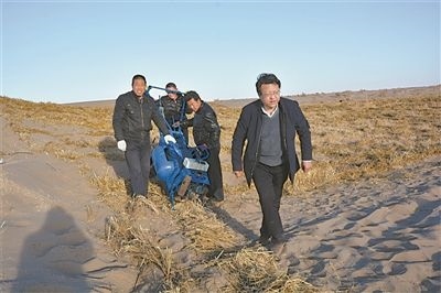 徐先英（右一）帶隊(duì)在沙漠腹地試驗(yàn)新型手扶式小沙障機(jī)。受訪者供圖