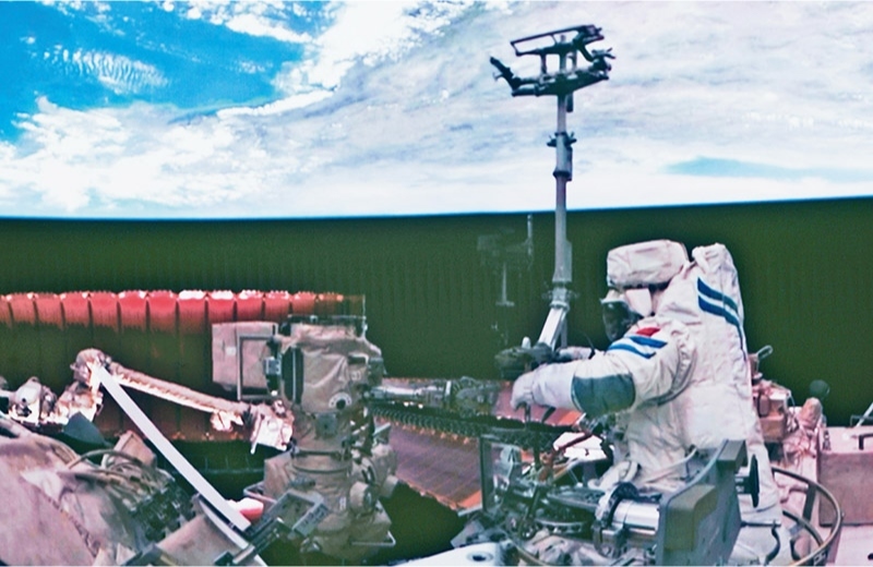 黨的十八大以來，我國(guó)科技事業(yè)取得歷史性成就、發(fā)生歷史性變革，科技自立自強(qiáng)成果持續(xù)涌現(xiàn)。圖為2024年7月3日在北京航天飛行控制中心拍攝的神舟十八號(hào)航天員李聰在空間站組合體艙外作業(yè)的畫面。 新華社記者 郭中正/攝