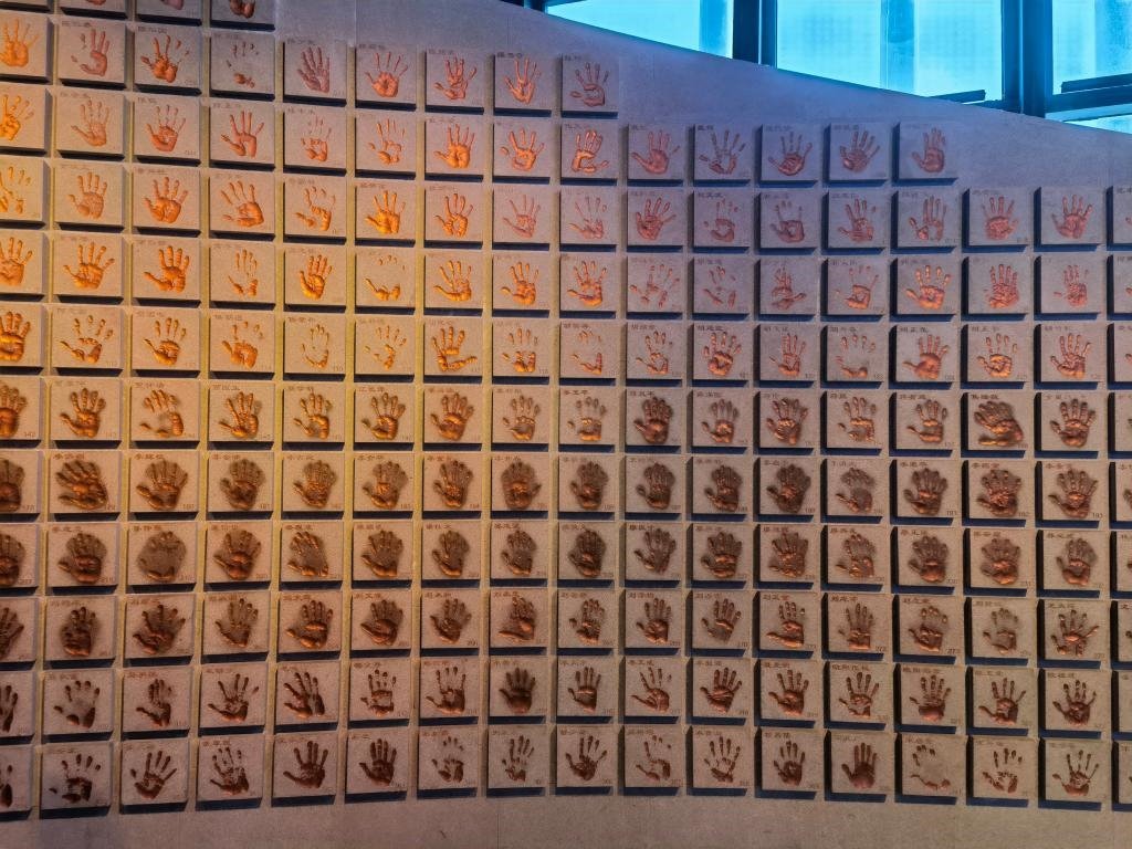 圖為侵華日軍南京大屠殺遇難同胞紀念館“三個必勝”展廳排列的648個鮮紅的手?。ň植浚Ｐ氯A社記者 邱冰清 攝