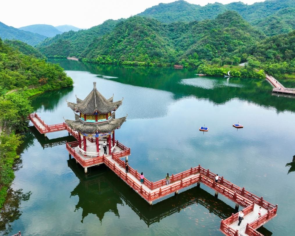 2024年8月11日，游客在湖南省雙牌縣陽明山國家森林公園萬和湖休閑游玩。新華社發(fā)（周秀魚春攝）